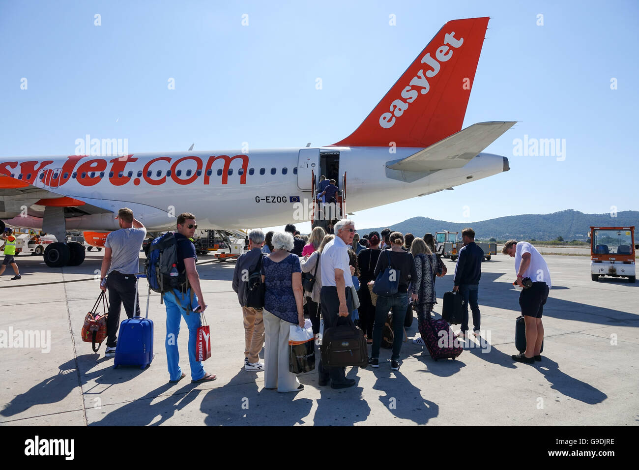 Urlauber, die einsteigen in eines Bereichs von EasyJet am Flughafen Ibiza, Spanien Stockfoto