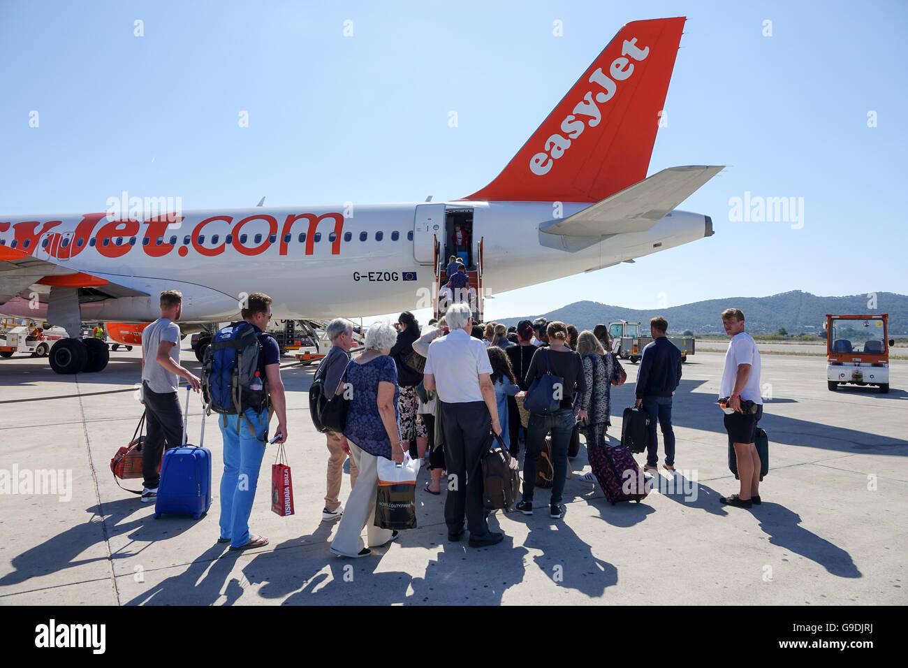 Urlauber, die einsteigen in eines Bereichs von EasyJet am Flughafen Ibiza, Spanien Stockfoto