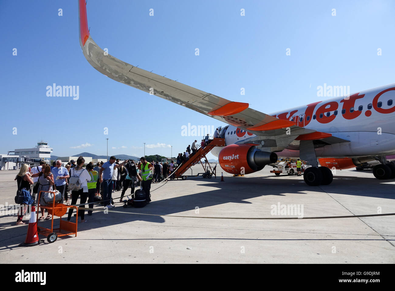 Urlauber, die einsteigen in eines Bereichs von EasyJet am Flughafen Ibiza, Spanien Stockfoto