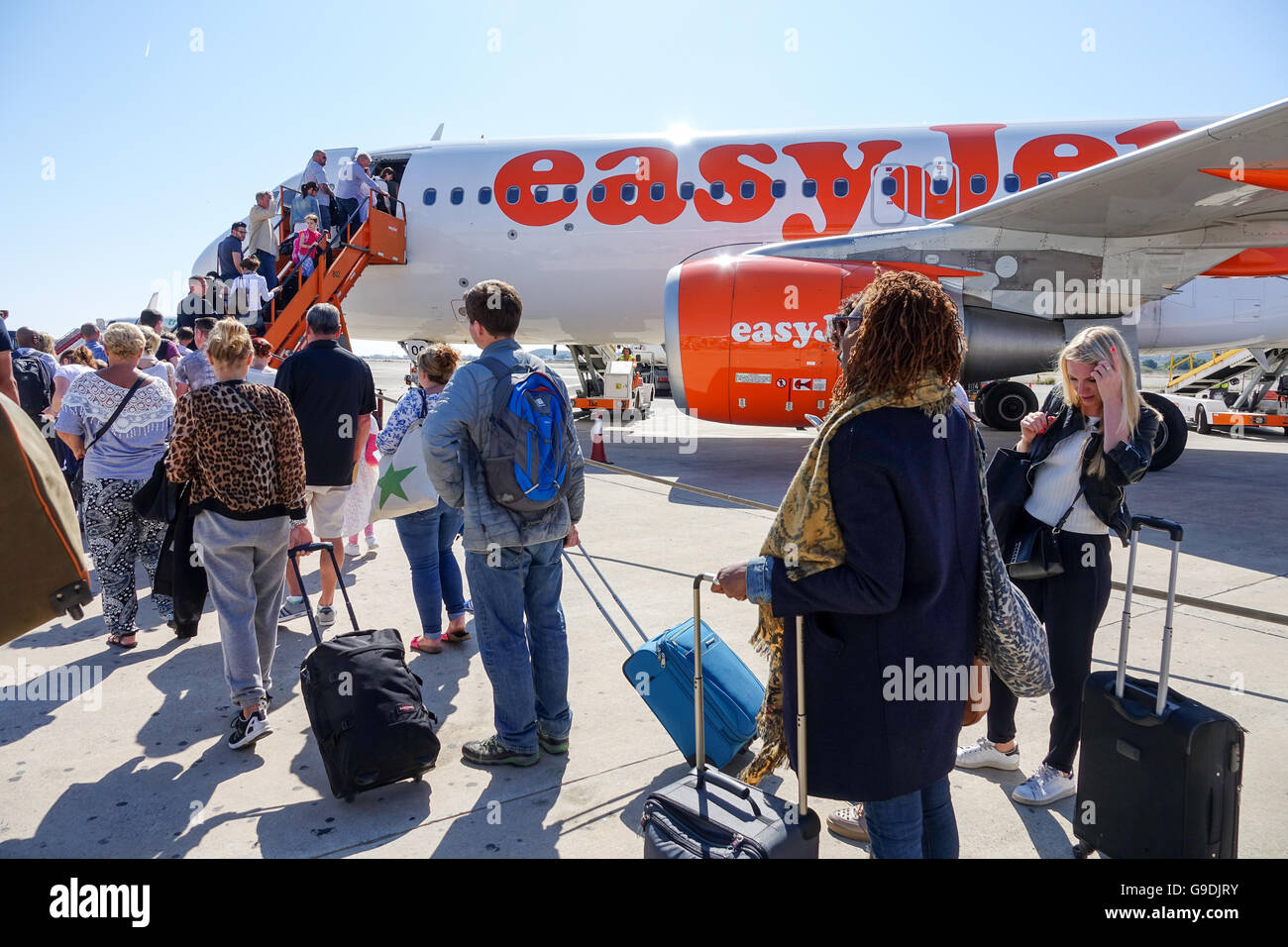 Urlauber, die einsteigen in eines Bereichs von EasyJet am Flughafen Ibiza, Spanien Stockfoto