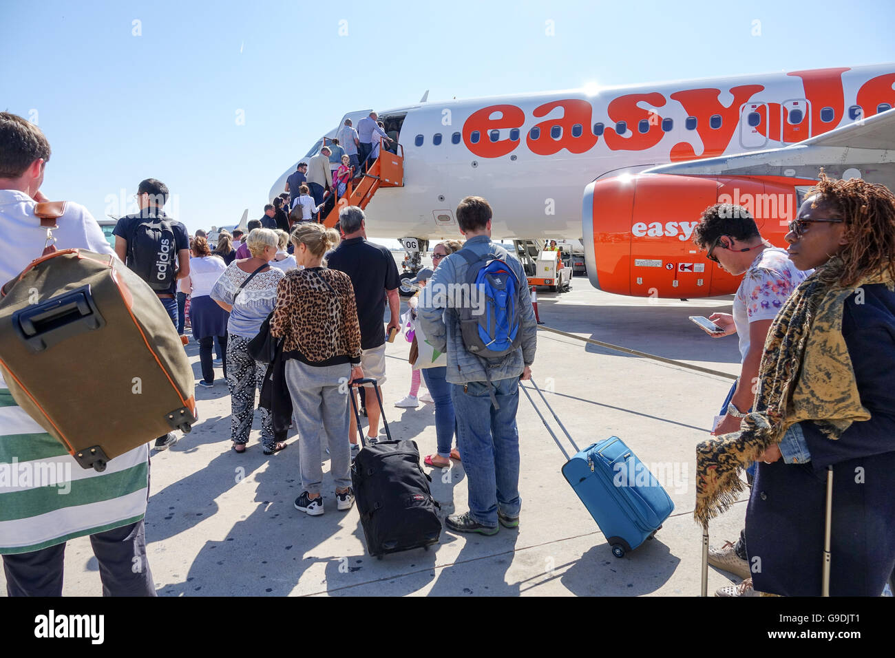 Urlauber, die einsteigen in eines Bereichs von EasyJet am Flughafen Ibiza, Spanien Stockfoto
