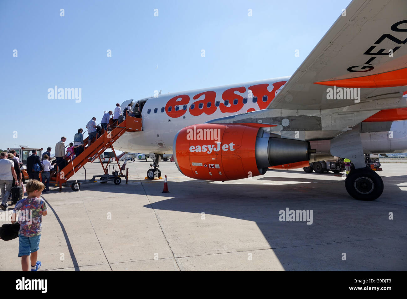 Urlauber, die einsteigen in eines Bereichs von EasyJet am Flughafen Ibiza, Spanien Stockfoto