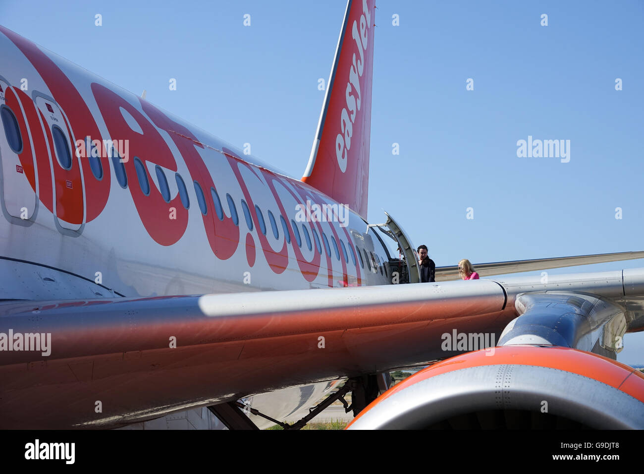 Urlauber, die einsteigen in eines Bereichs von EasyJet am Flughafen Ibiza, Spanien Stockfoto