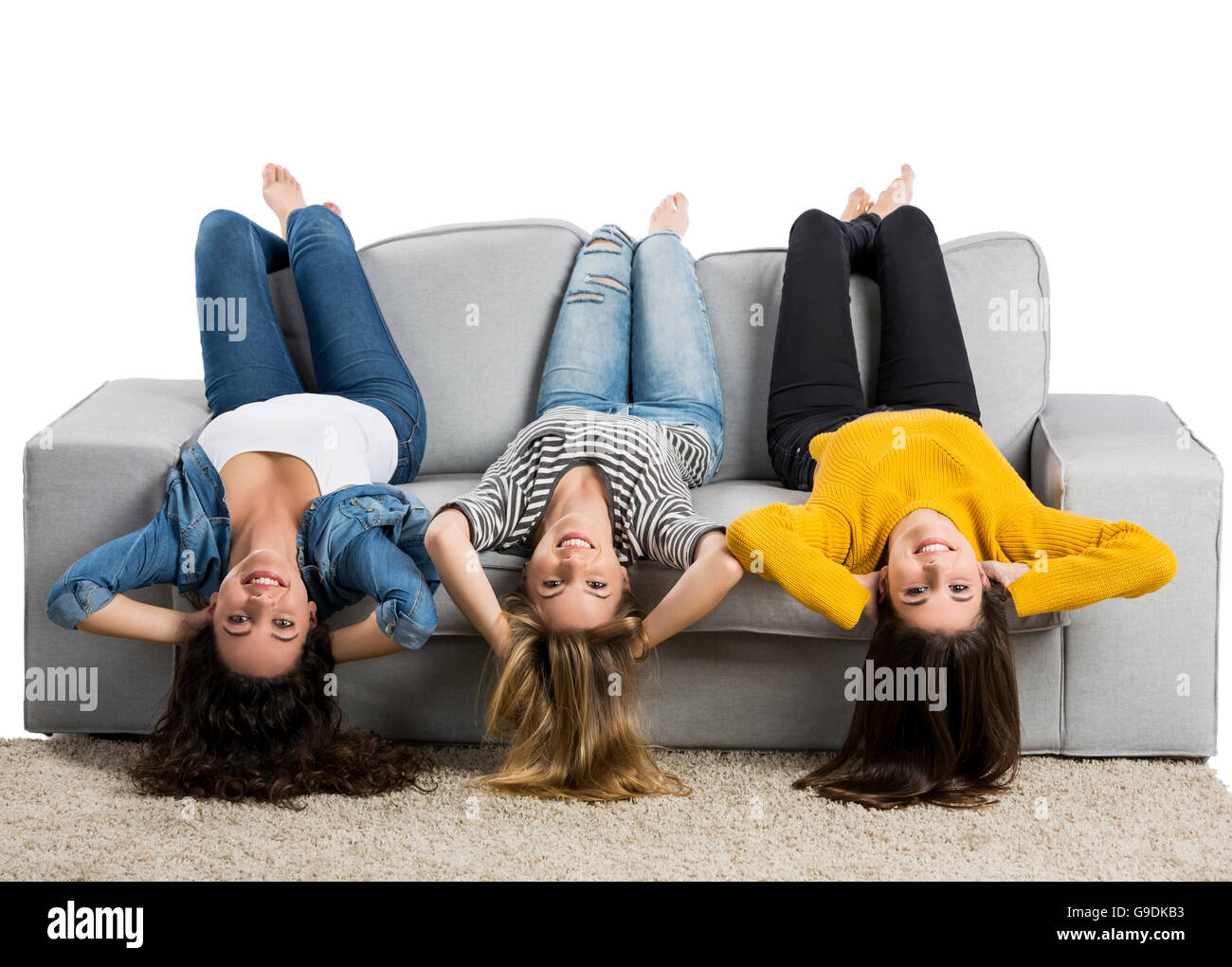 Happy Teenie Mädchen zu Hause sitzen auf der couch Stockfoto