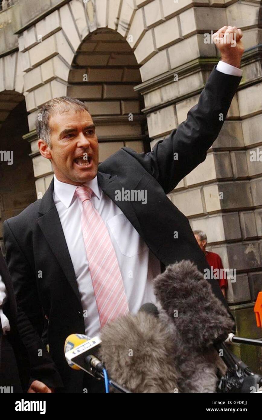 Der ehemalige Vorsitzende der Schottischen Sozialistischen Partei, Tommy Sheridan, verlässt das Sitzungsgericht in Edinburgh. Stockfoto