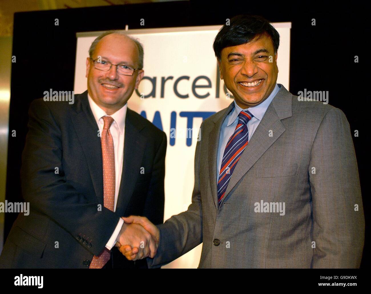 Roland Junck, wird von Lakshmi Mittal auf einer Pressekonferenz in London, heute nach seiner Ernennung zum CEO des fusionierten Stahlunternehmens Arcelor Mittal eingeführt. Stockfoto