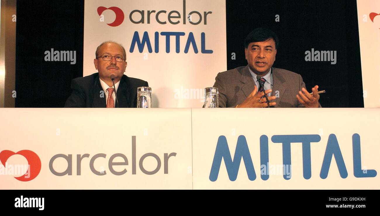 Lakshmi Mittal, Recht, stellt Roland Junck auf einer Pressekonferenz in London heute im Anschluss an Juncks Ernennung zum Chief Executive des fusionierten Stahlunternehmens Arcelor Mittal. Stockfoto
