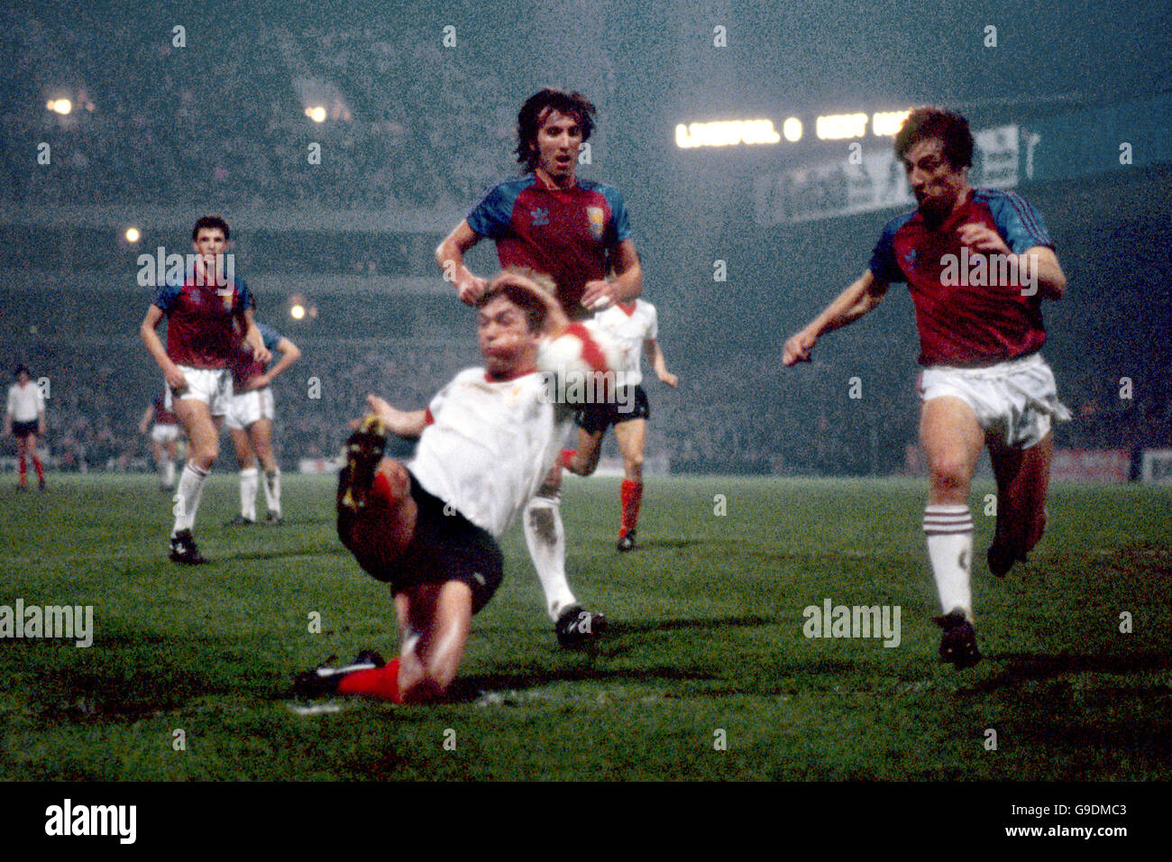 Fußball - Football League Cup Final Replay - Liverpool gegen West Ham United. Kenny Dalglish (l) aus Liverpool schießt das Siegtor, beobachtet von Billy Bonds (c) von West Ham United und Geoff Pike (r) Stockfoto