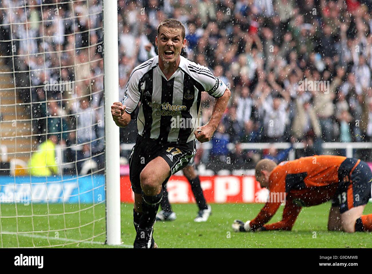 Fußball - FA Barclays Premiership - Newcastle United / Wigan Athletic - St James Park. Scott Parker von Newcastle United feiert sein Ziel Stockfoto