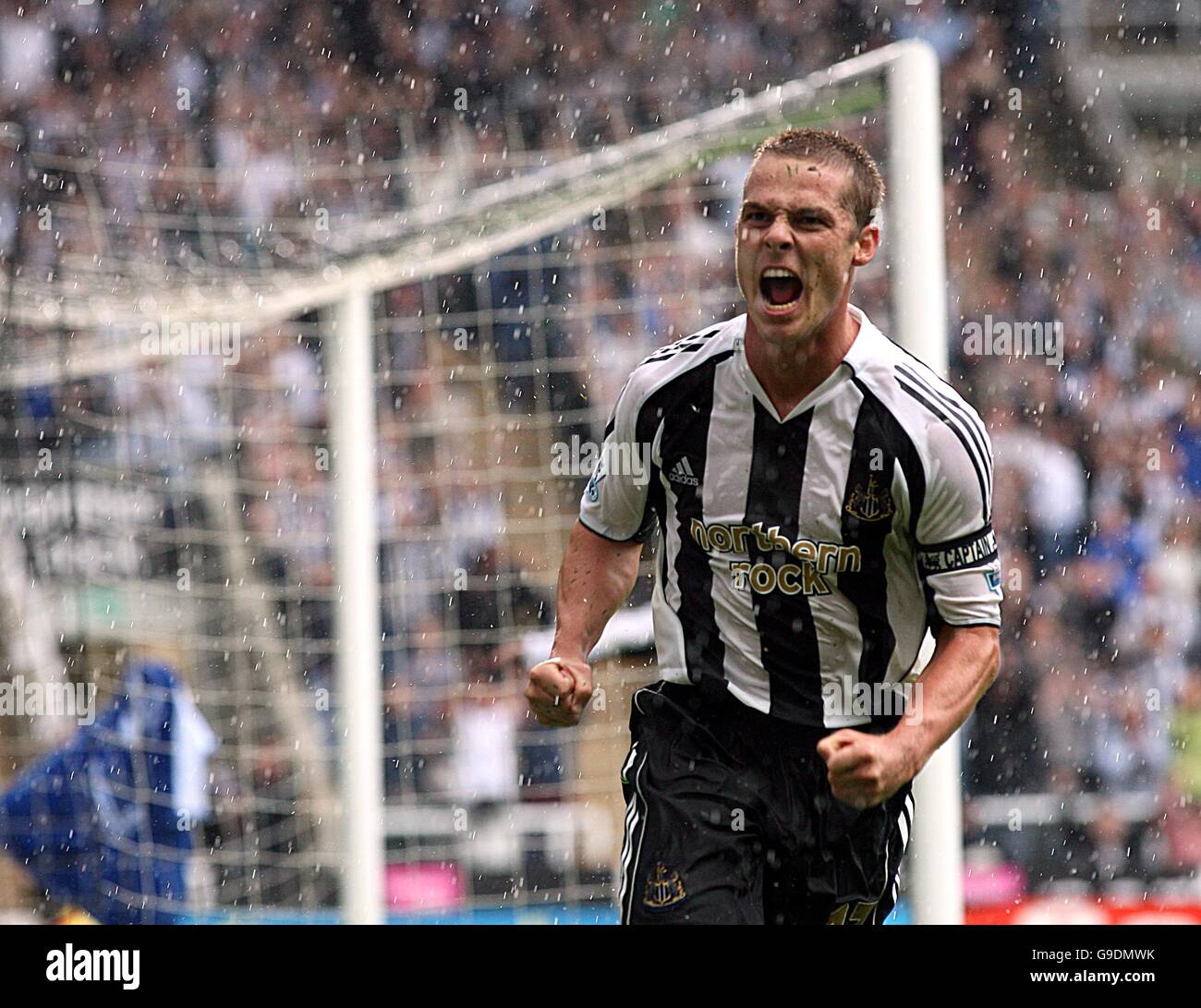 Fußball - FA Barclays Premiership - Newcastle United / Wigan Athletic - St James Park. Scott Parker von Newcastle United feiert sein Ziel Stockfoto
