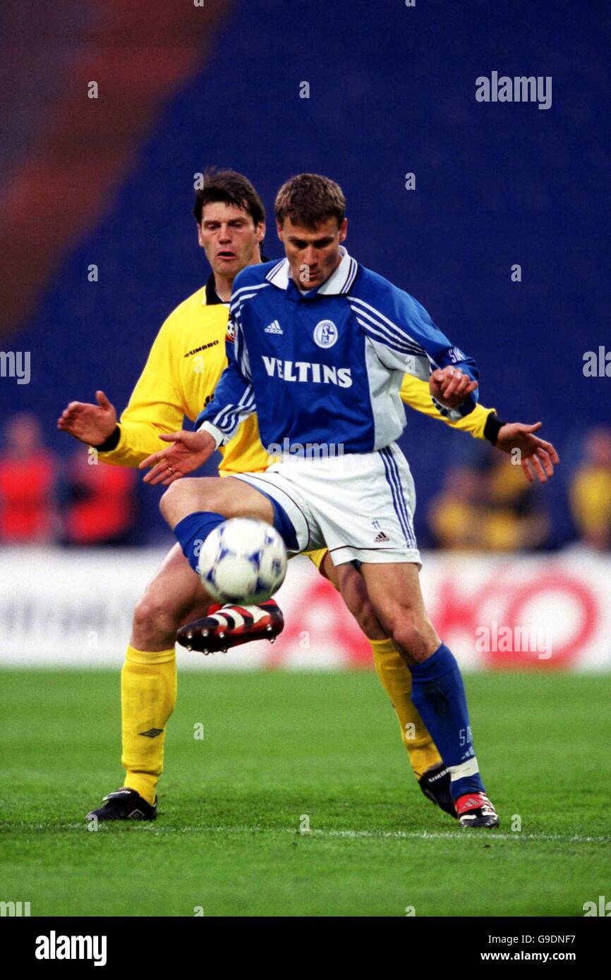 Schalke 04 's Ebbe Sand (r) schützt den Ball vor SSV Joachim Stadler von Ulm 1846 (l) Stockfoto