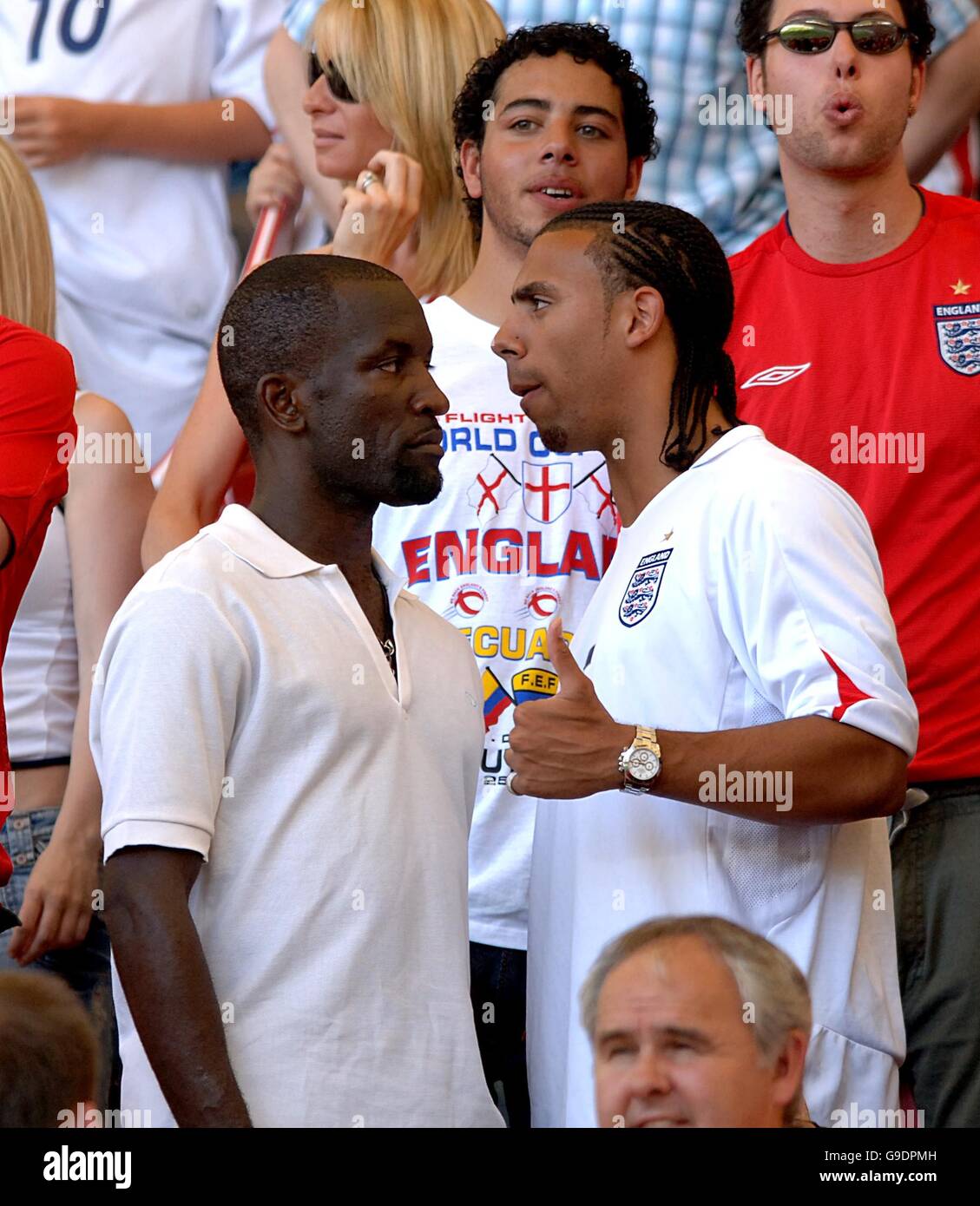 Fußball - FIFA Fußball-Weltmeisterschaft 2006 Deutschland - zweite Runde - England gegen Ecuador - Gottlieb-Daimler-Stadion. PFA-Vorsitzender Chris Powell (l.) mit Anton Ferdinand Stockfoto