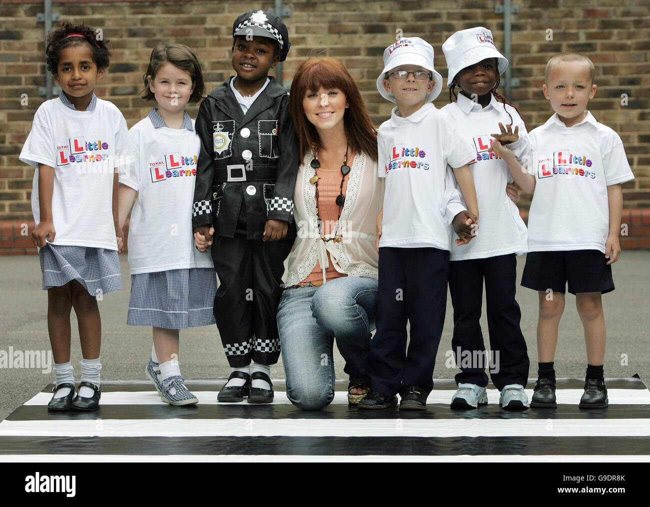 Die ehemalige Atomic Kitten-Sängerin Natasha Hamilton startet mit Schülern der St. Matthews Church of England School in Westminster, im Zentrum von London, die „TOTAL Little Learners Road Safety Campaign“. Stockfoto