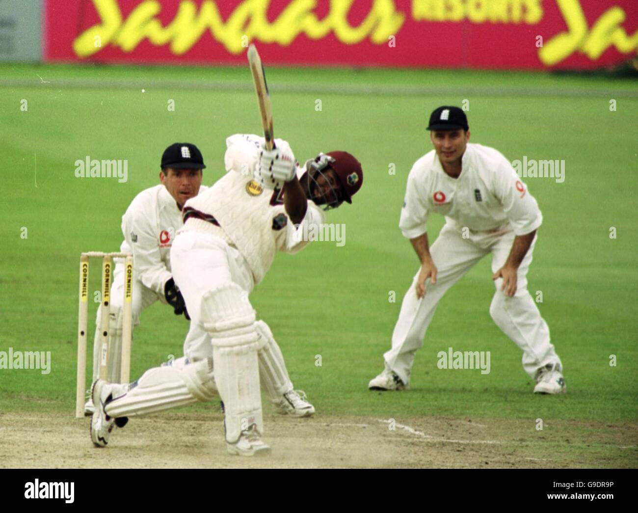 Cricket - Dritter Cornhill Versicherungstest - England gegen Westindien - Vierter Tag. Brian Lara von West Indies trifft eine Sechserzahl beim Bowling von Robert Croft in England Stockfoto