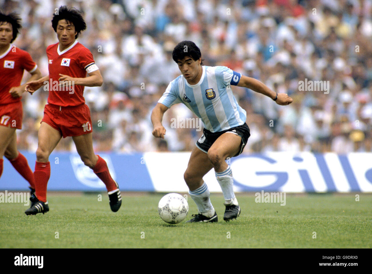 Fußball - Weltmeisterschaft Mexiko 1986 - Gruppe A - Argentinien / Südkorea - Olympiastadion. Diego Maradona, Argentinien Stockfoto
