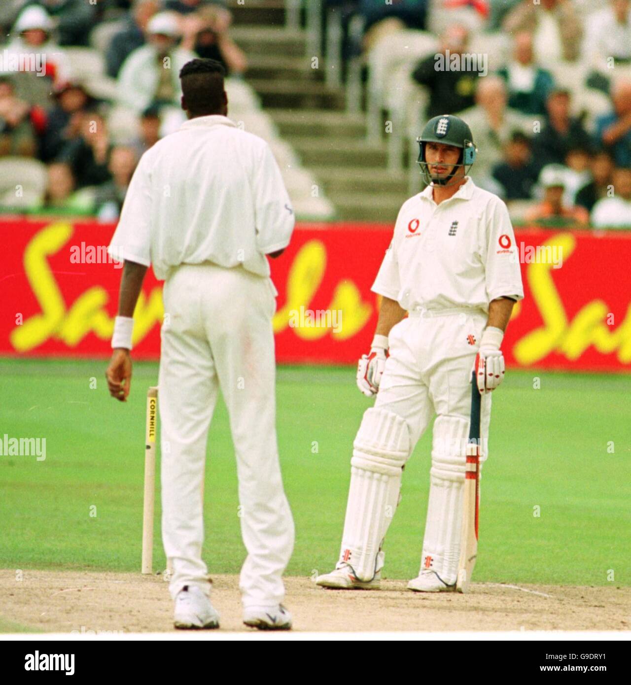 Cricket - Dritter Cornhill Versicherungstest - England gegen Westindien - Fünfter Tag. West Indies' schrillen Ambrose gibt Englands Kapitän Nasser Hussain einen harten Anstarren Stockfoto