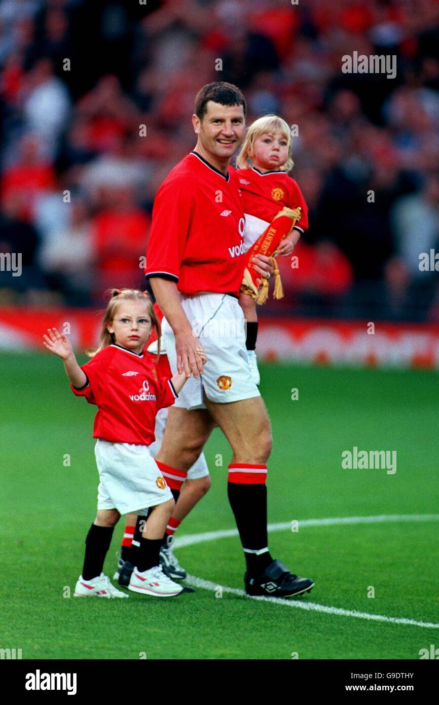 Denis Irwin von Manchester United feiert sein Zeugnis mit Kindern Lauren (Links) und Katy (in den Armen) Stockfoto