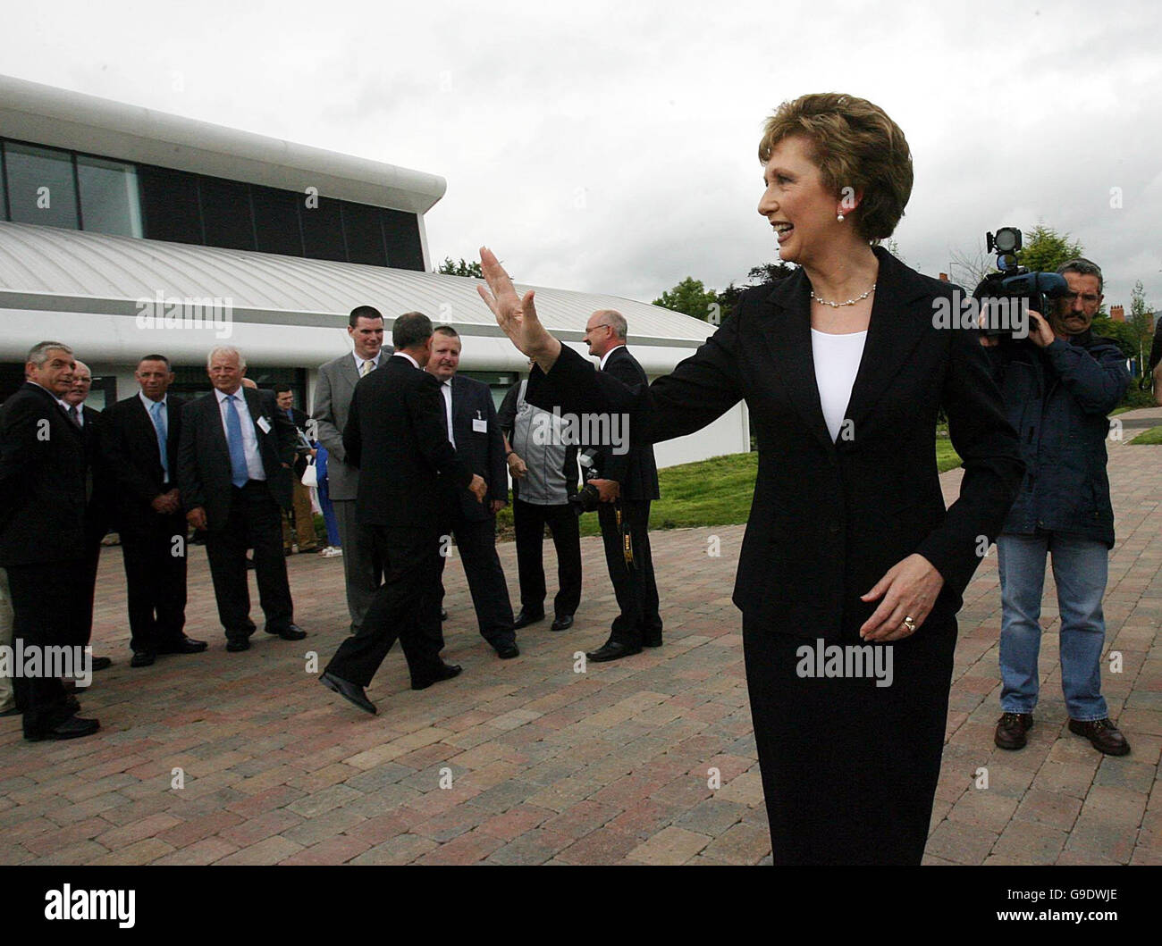 Die irische Präsidentin Mary McAleese verlässt das Unternehmen, nachdem sie Mitglieder der Finaghy Crossroads Group in der Finaghy Library in Belfast traf. Stockfoto