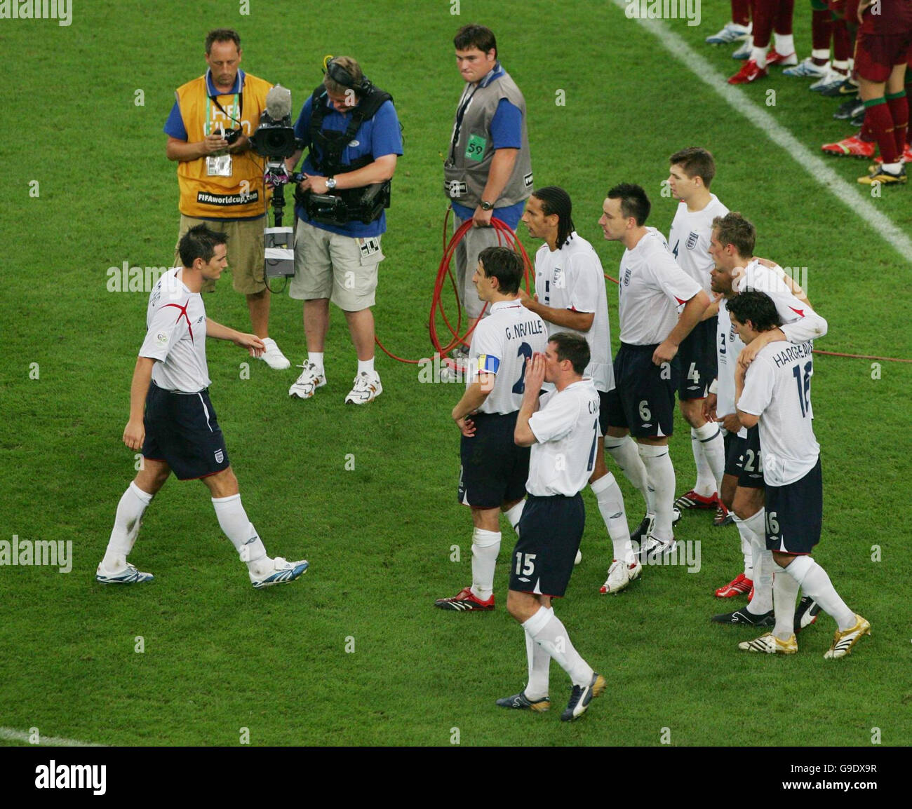 Der Engländer Frank Lampard, der eine Strafe verpasste, ging im Viertelfinale im FIFA-Weltcup-Stadion in Gelsenkirchen, Deutschland, deprimiert zu seinen Teamaten zurück, während der Schießerei gegen Portugal. Bilddatum: Samstag, 1. Juli 2006. Das Foto sollte lauten: Nick Potts/PA. Stockfoto