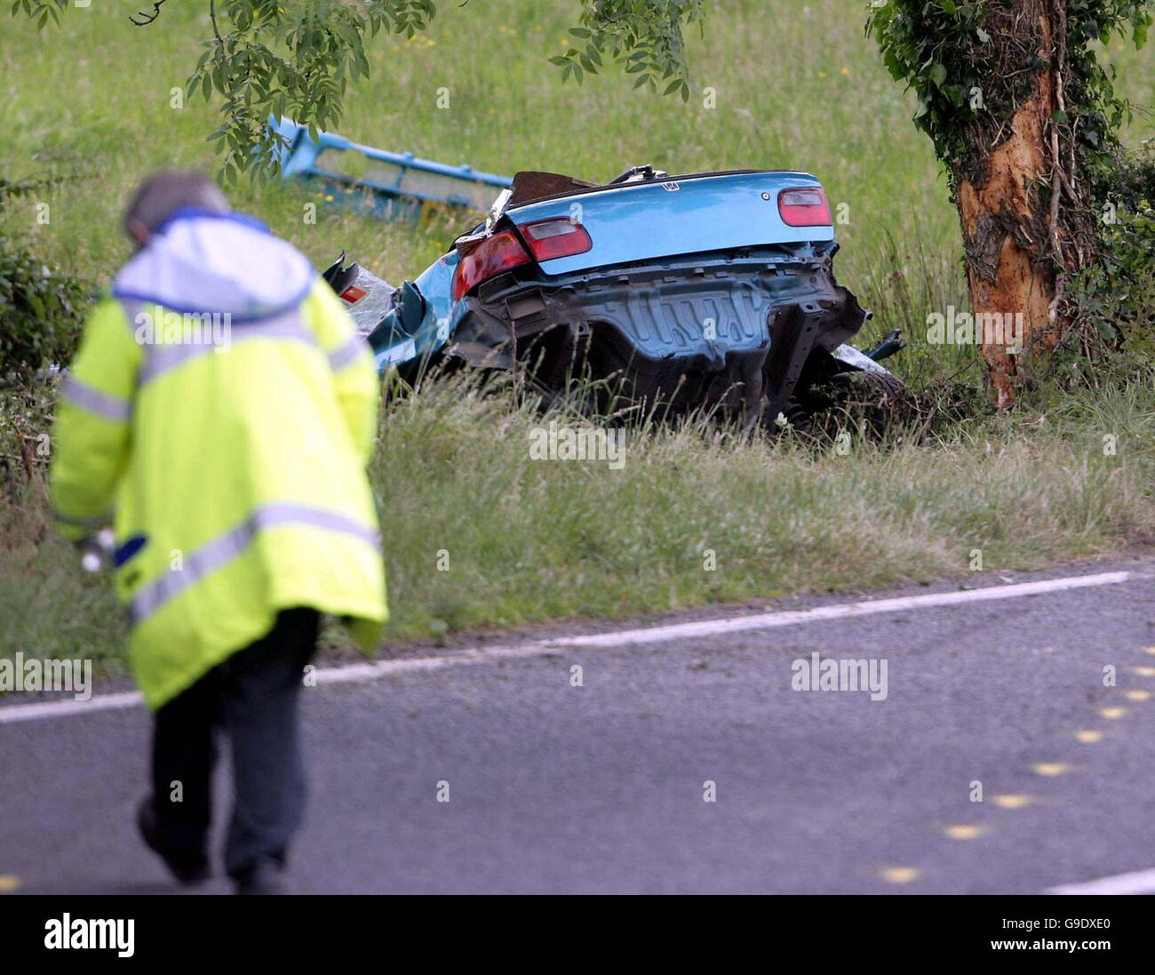 Der Honda Civic Auto, in dem vier junge Menschen starb, als sie das Auto in unterwegs waren, zertrümmert in einen Baum in Ulster. Stockfoto