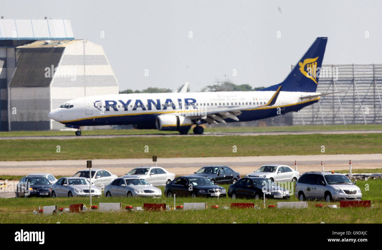 Eine Flotte von Autos erwartet die Spieler aus England, wenn sie am Stansted Airport in Essex ankommen. Bilddatum: Sonntag, 2. Juli 2006. England verlor beim Elfmeterschießen gegen Portugal im Viertelfinale der FIFA-Weltmeisterschaft am Samstag 3-1. Siehe PA Story WORLDCUP England. Bildnachweis sollte lauten: David Davies/PA. Stockfoto