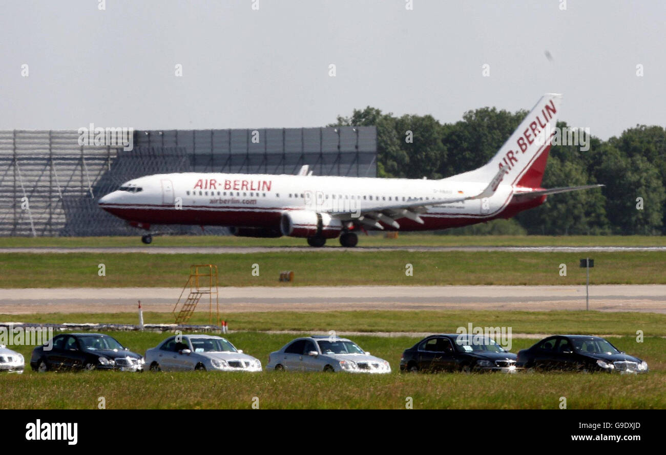 Eine Flotte von Autos erwartet die Spieler aus England, wenn sie am Stansted Airport in Essex ankommen. Bilddatum: Sonntag, 2. Juli 2006. England verlor beim Elfmeterschießen gegen Portugal im Viertelfinale der FIFA-Weltmeisterschaft am Samstag 3-1. Siehe PA Story WORLDCUP England. Bildnachweis sollte lauten: David Davies/PA. Stockfoto