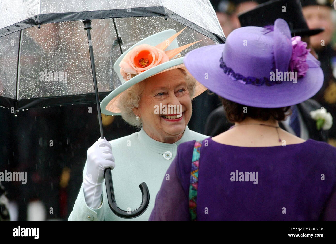Die britische Königin Elizabeth II. Besucht anlässlich ihres 80. Geburtstages eine Gartenparty für die Öffentlichkeit im Holyroodhouse in Edinburgh. Stockfoto
