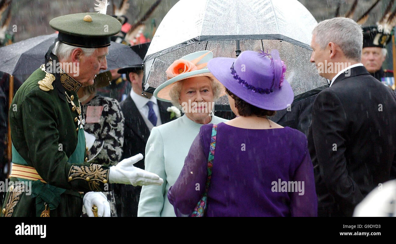 Die britische Königin Elizabeth II. Besucht anlässlich ihres 80. Geburtstages eine Gartenparty für die Öffentlichkeit im Holyroodhouse in Edinburgh. Stockfoto