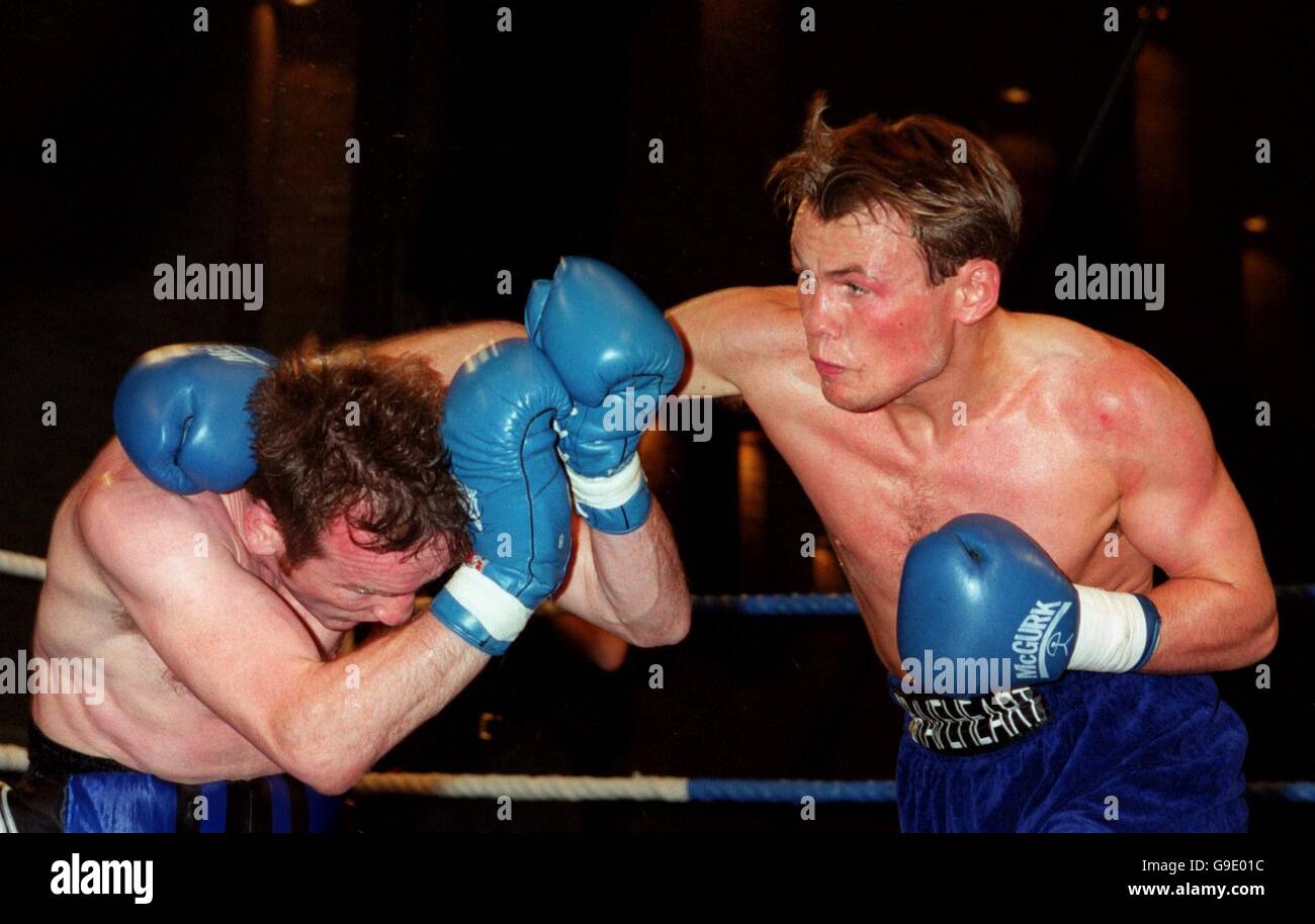 Boxen - Internationaler Kampf der Super-Mittelgewicht - Mario Veit gegen  Errol Macdonald. Mario Veit (r) übernimmt die Kontrolle in seinem Kampf mit  Errol Macdonald (l Stockfotografie - Alamy