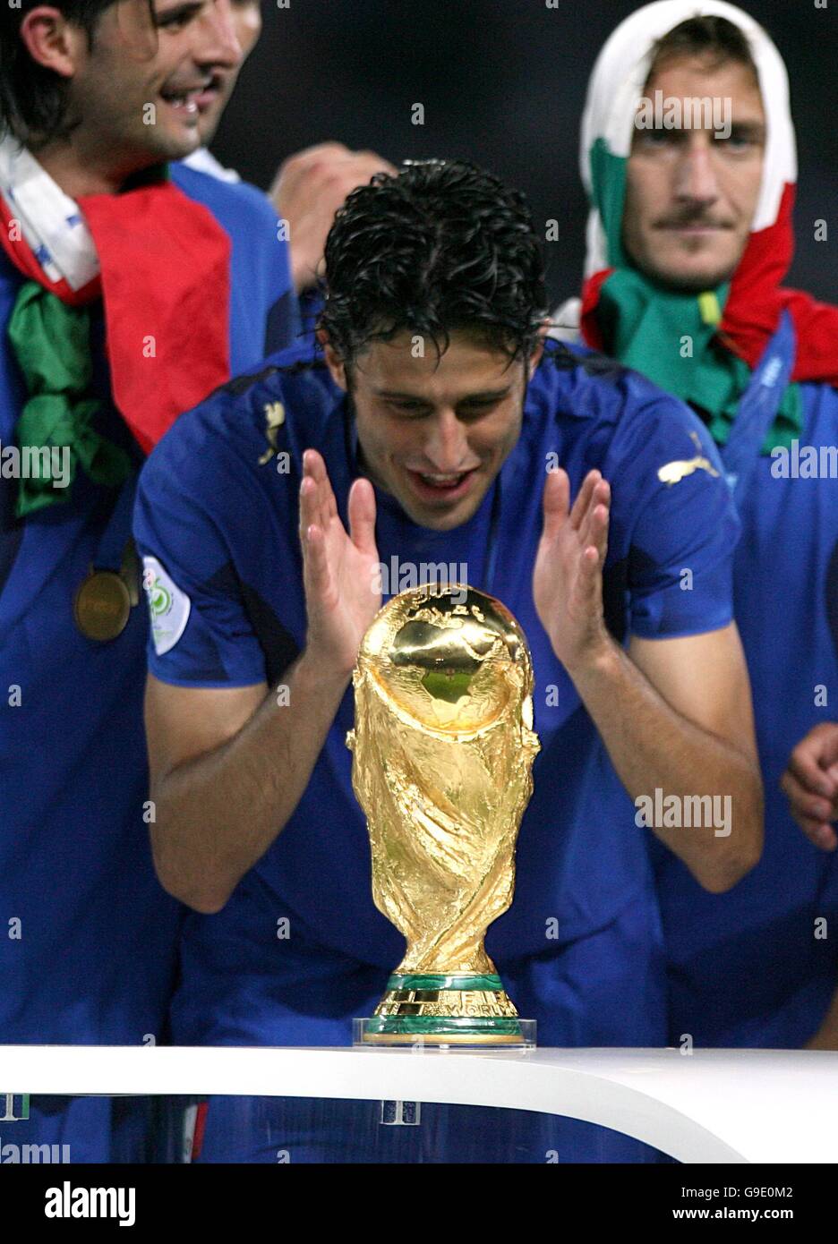 Fußball - FIFA Fußball-Weltmeisterschaft Deutschland 2006 - Finale - Italien gegen Frankreich - Olympiastadion - Berlin. Der Italiener Fabio Grosso vor der Trophäe Stockfoto