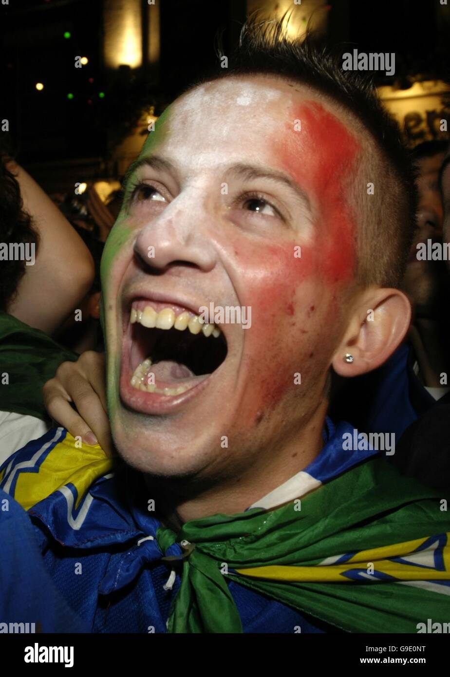 Italienische Fußball-Fans feiern Italiens WM endgültigen Sieg über Frankreich außerhalb des Soho Bar Italia in London Sonntag, 9. Juli 2006. Stockfoto
