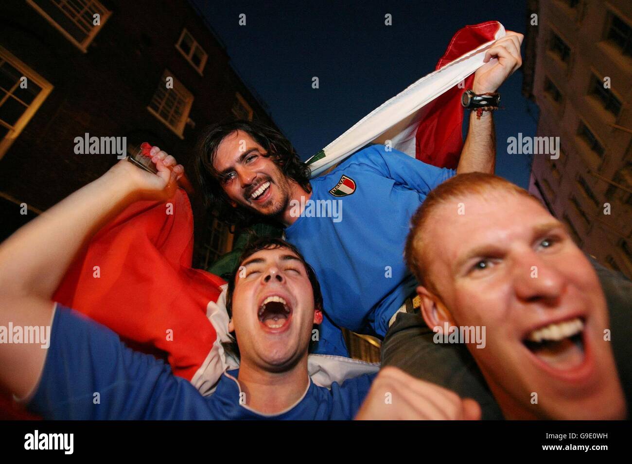 Italienischen Fans außerhalb Bar Italia in Soho feiern ihren Weltcup-Sieg gegen Frankreich im Olympiastadion in Berlin, Deutschland, auf der Party von Peroni gehostet. Stockfoto