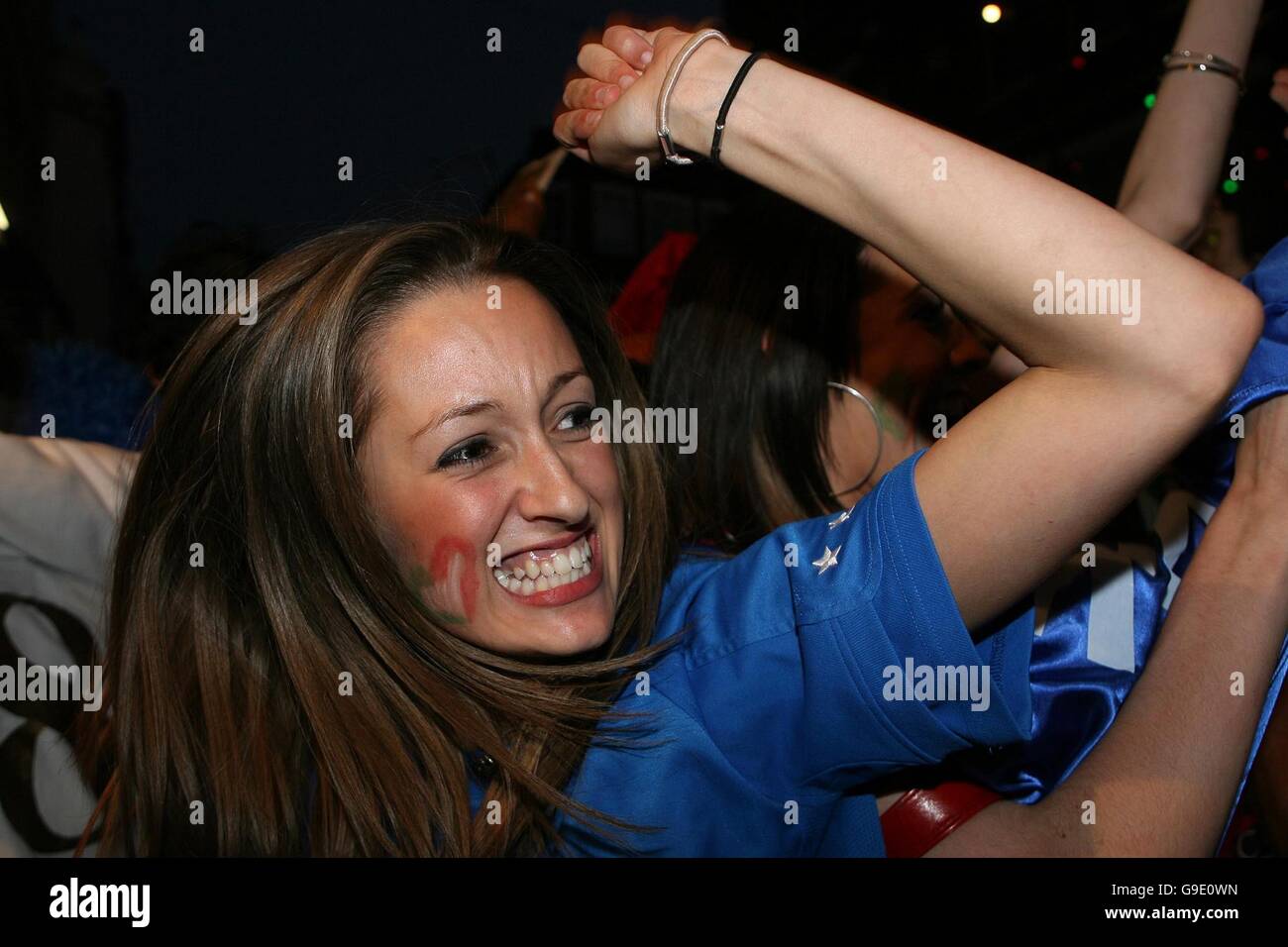 Italienischen Fans außerhalb Bar Italia in Soho feiern ihren Weltcup-Sieg gegen Frankreich im Olympiastadion in Berlin, Deutschland, auf der Party von Peroni gehostet. Stockfoto