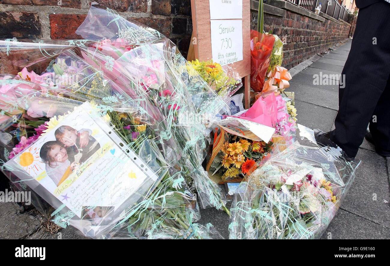 Blumen werden am Schauplatz der Tragödie in Benwell Grove, in Newcastle upon Tyne's West End, platziert, wo vier Familienmitglieder von einem geistig kranken Ex-Militärangehörigen erschossen wurden. Stockfoto