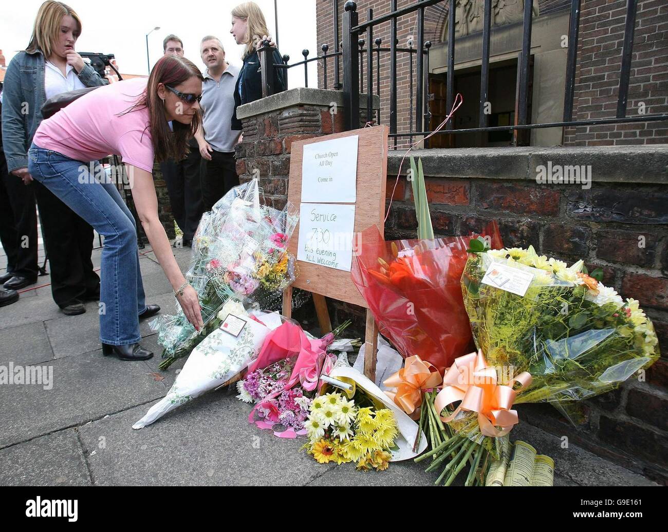 Blumen werden am Schauplatz der Tragödie in Benwell Grove, in Newcastle upon Tyne's West End, platziert, wo vier Familienmitglieder von einem geistig kranken Ex-Militärangehörigen erschossen wurden. Stockfoto