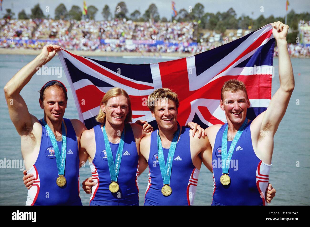 Olympische Spiele 2000 in Sydney - Rudern - Vierer ohne Raufschaber für Männer - Finale. Die Briten Steve Redgrave, Tim Foster, James Cracknell und Matthew Pinsent feiern ihren Goldmedaillengewinn Stockfoto