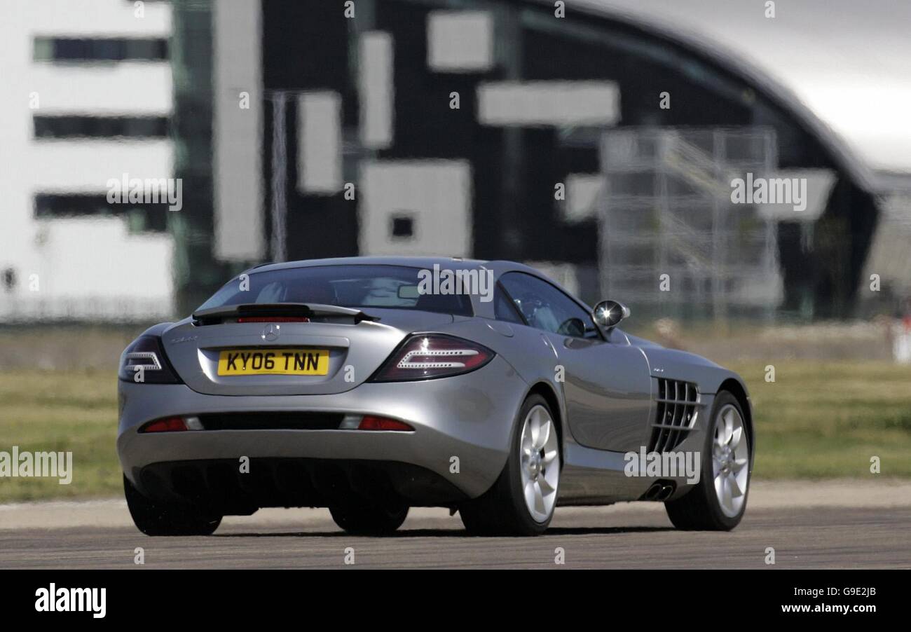 Ein Mercedes SLR McLaren, der von Autocar's Editor at Large, Steve Sutcliffe, auf der Start- und Landebahn des London City Airport gefahren wurde, wo er eine Geschwindigkeit von 175,7 mph erreichte - der Londoner Landgeschwindigkeitsrekord. Stockfoto