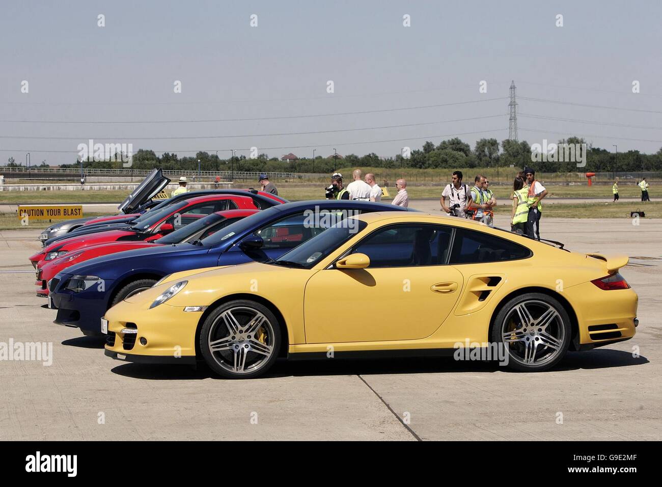 Porsche 911 Turbo ist abgestellt auf dem Laufsteg mit anderen Autos am London City Airport, wo landen Autocar Editor bei großen, Steve Sutcliffe fuhr eine Vielzahl der Supersportwagen in einem Versuch, die London zu brechen Geschwindigkeits-Weltrekord. Stockfoto