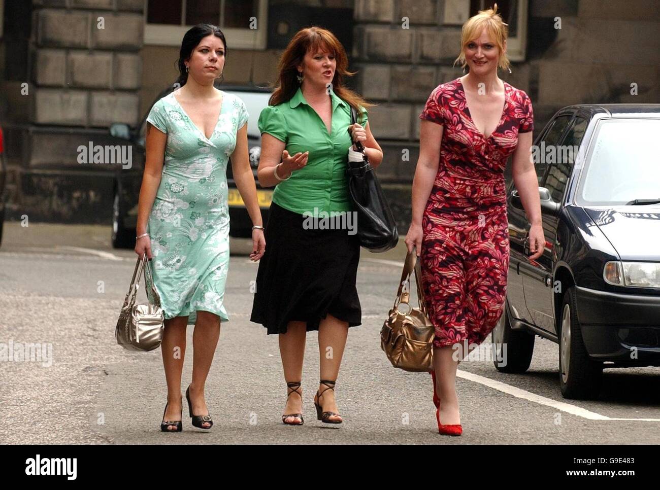 (Von links nach rechts): Barbara Scott, Mitglied der Schottischen Sozialistischen Partei, und die MSPs Rosie Kane und Carolyn Leckie kommen am Sitzungsgericht in Edinburgh an, wo die Verleumdungsklage des ehemaligen Parteiführers Tommy Sheridan gegen die Zeitung News of the World fortgesetzt wird. Stockfoto