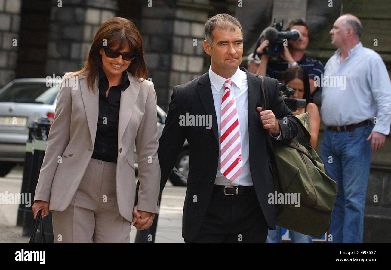 Tommy Sheridan, der ehemalige Vorsitzende der Scottish Socialist Party, verlässt mit seiner Frau Gail das Sitzungsgericht in Edinburgh. Stockfoto