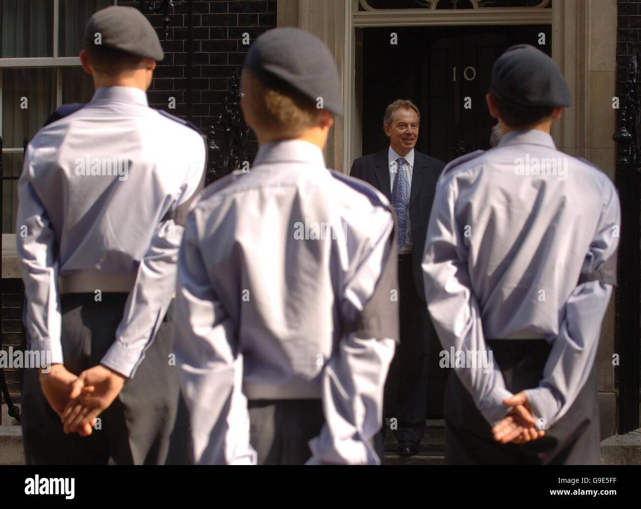 Der britische Premierminister Tony Blair trifft Kadetten aus 134 (Bedford) Geschwader des Air Training Corps, nachdem sie im Jahr zuvor gefragt hatten, ob sie in Downing Street umziehen könnten. Stockfoto