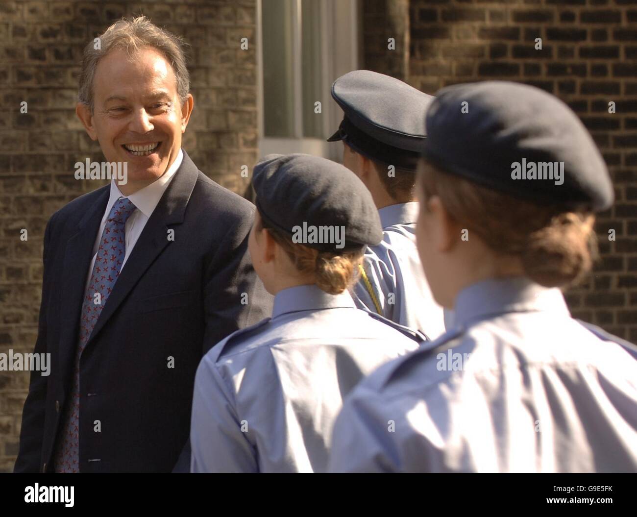 Der britische Premierminister Tony Blair trifft Kadetten aus 134 (Bedford) Geschwader des Air Training Corps, nachdem sie im Jahr zuvor gefragt hatten, ob sie in Downing Street umziehen könnten. Stockfoto