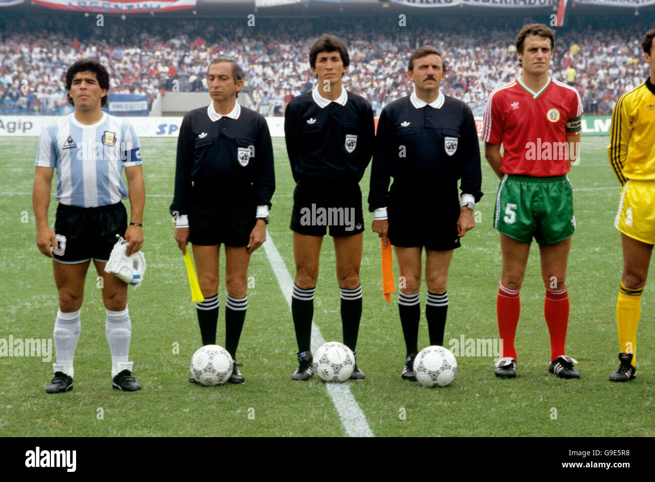 Die Kapitäne, der Argentinier Diego Maradona (L) und der Bulgare Georgi Dimitrov (R), stehen vor dem Spiel neben Schiedsrichter Berny Ulloa Morera (C) und seinen Linienleuten Jose Martinez Bazan (2. R) und Romualdo Arppi Filho (2. L) Stockfoto