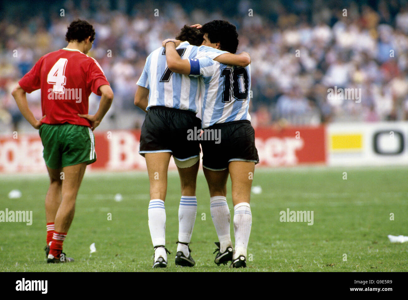 Der Argentinier Jorge Burruchaga (c) feiert sein Tor mit seinem Teamkollegen Diego Maradona (r) als Bulgariens Peter Petrov (l) zurückkehrt Seine Position Stockfoto