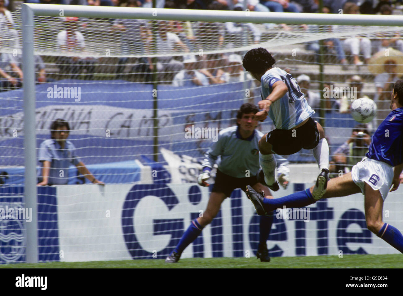 Argentiniens Diego Maradona (c) schießt vorher einen Schuss auf das Tor Der Italiener Gaetano Scirea (r) kann als Italien-Torwart Giovanni eingreifen Galli (l) schaut auf Stockfoto