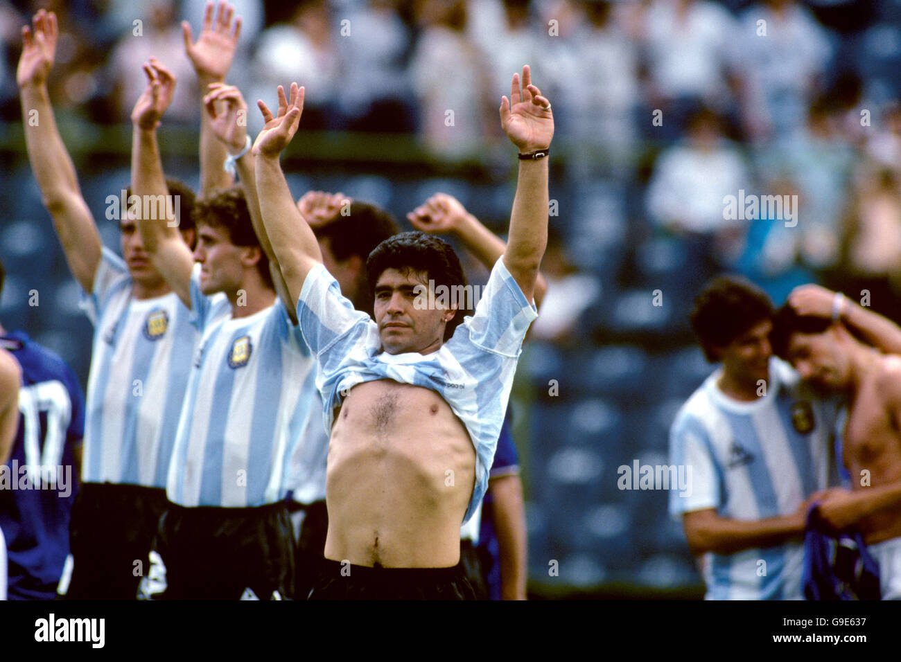 Der Argentinier Diego Maradona würdigt die Menge nach dem Spiel Stockfoto