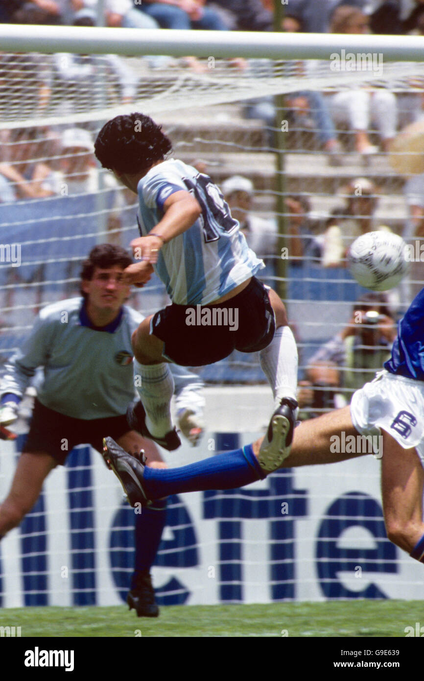 Argentiniens Diego Maradona (c) schießt vorher einen Schuss auf das Tor Der Italiener Gaetano Scirea (r) kann als Italien-Torwart Giovanni eingreifen Galli (l) schaut auf Stockfoto