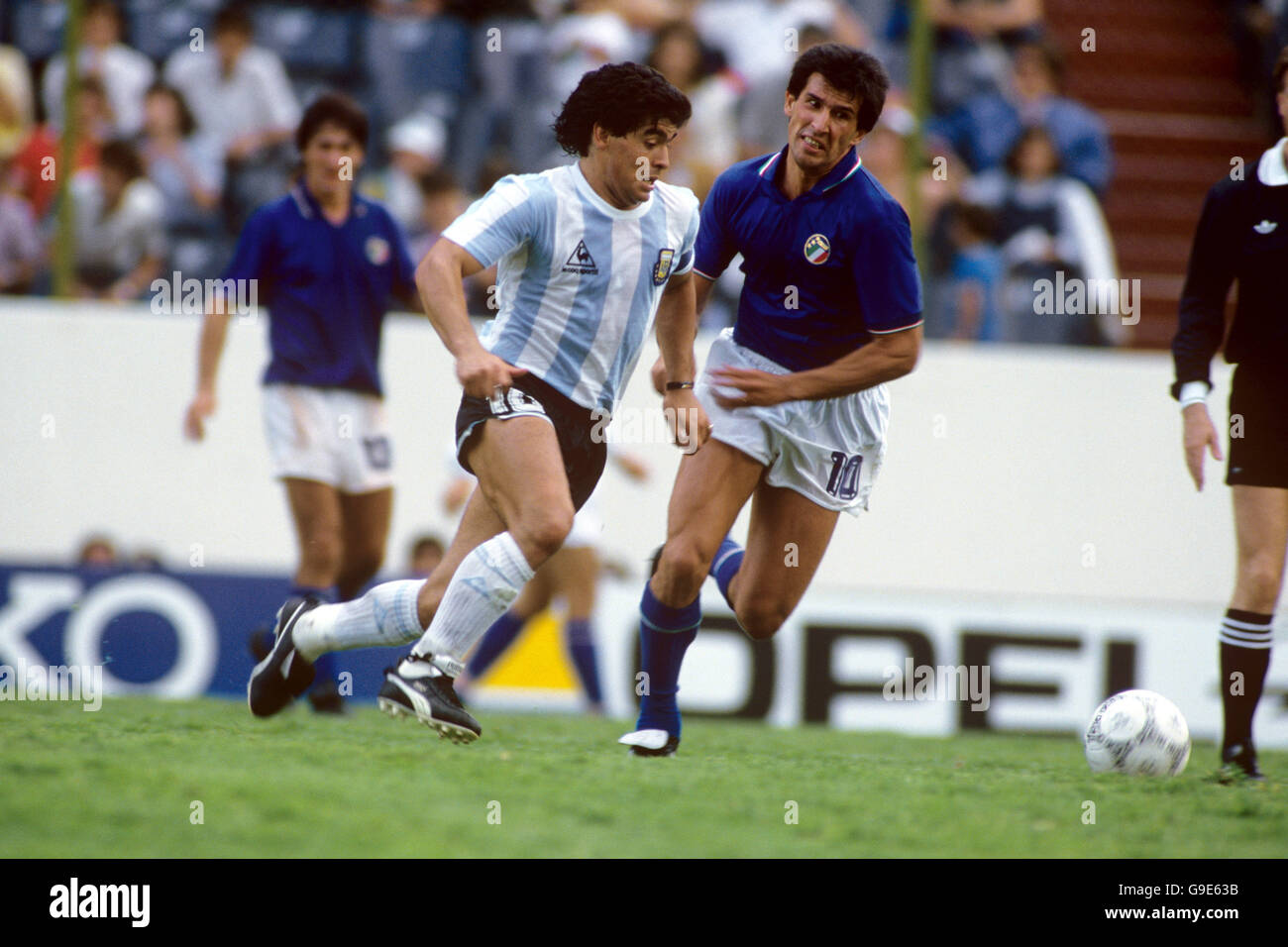 Argentiniens Diego Maradona (l) beschleunigt vor Italiens Salvatore Bagni (r) Stockfoto