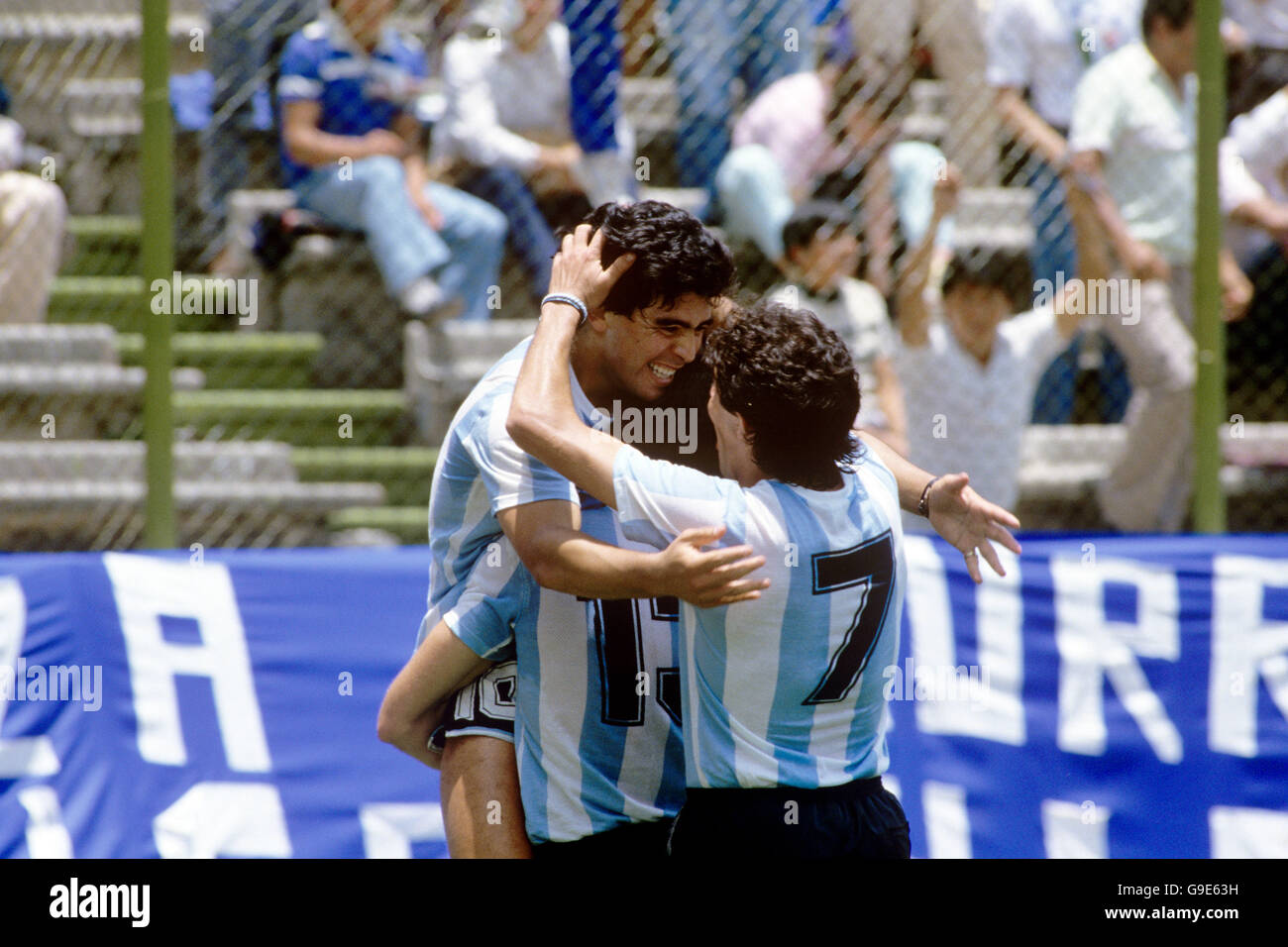 (L-R) Argentiniens Diego Maradona feiert sein Ziel mit seinem Teamkollegen Oscar Garre und Jorge Burruchaga Stockfoto