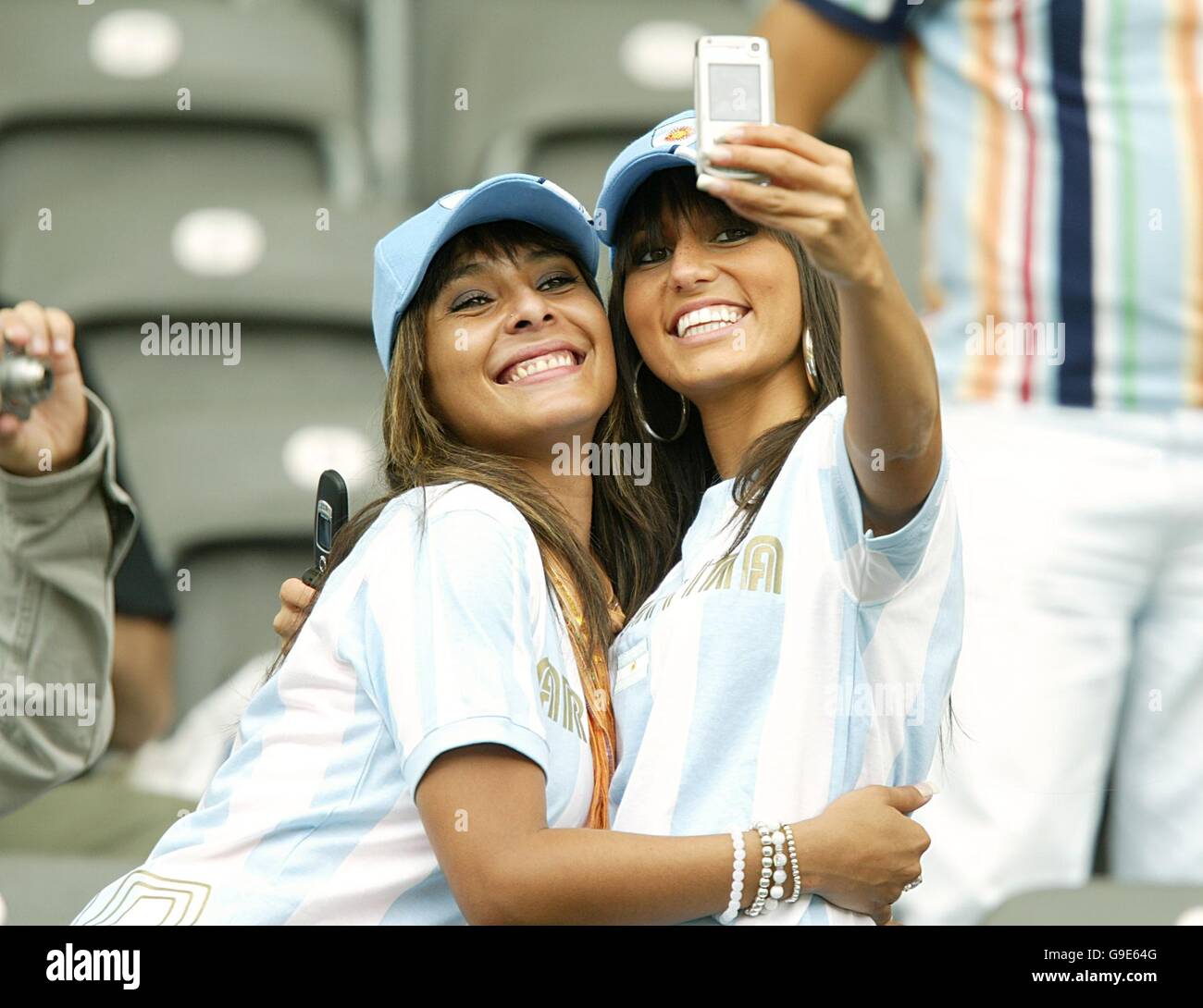 Fußball - FIFA Fußball-Weltmeisterschaft Deutschland 2006 - Viertelfinale - Deutschland gegen Argentinien - Olympiastadion. Argentinien-Fans machen vor dem Anpfiff ein Foto mit ihrem Handy Stockfoto